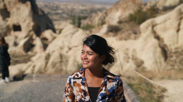 multiracial bonita jovem turista feminina caminhando na natureza na capadócia em türkiye, turquia - goreme rural scene sandstone color image - fotografias e filmes do acervo