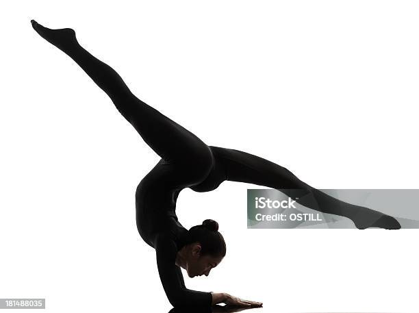Photo libre de droit de Femme Exercice Yoga De Silhouette De Gymnastique Contorsionniste banque d'images et plus d'images libres de droit de Gymnastique sportive