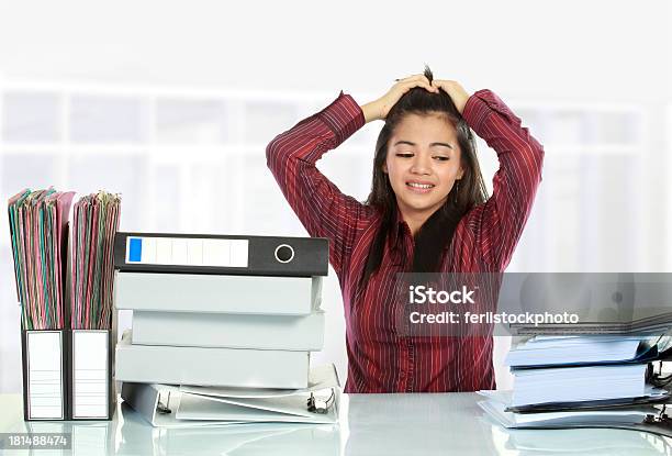 Mujer Estrés En La Oficina Foto de stock y más banco de imágenes de Adulto - Adulto, Adulto joven, Angustiado
