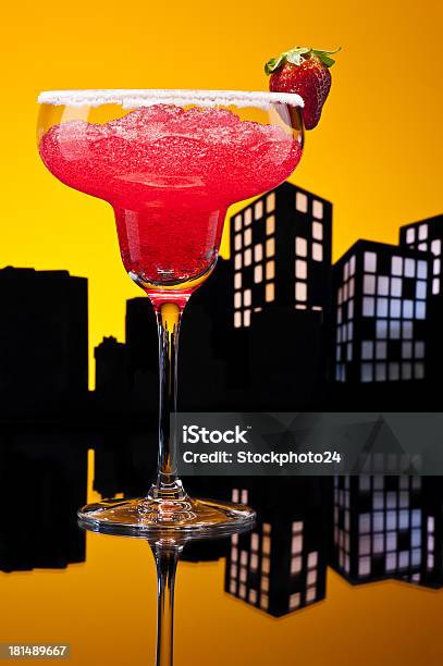 Metropoli Margarita Cocktail Di Fragole - Fotografie stock e altre immagini di Aperitivo - Aperitivo, Cocktail, Composizione verticale