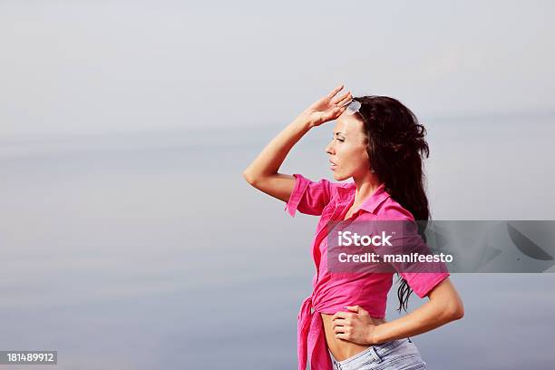 Молодая Брюнетка В Розовой Рубашке На Море — стоковые фотографии и другие картинки Береговая линия - Береговая линия, Взрослый, Вода