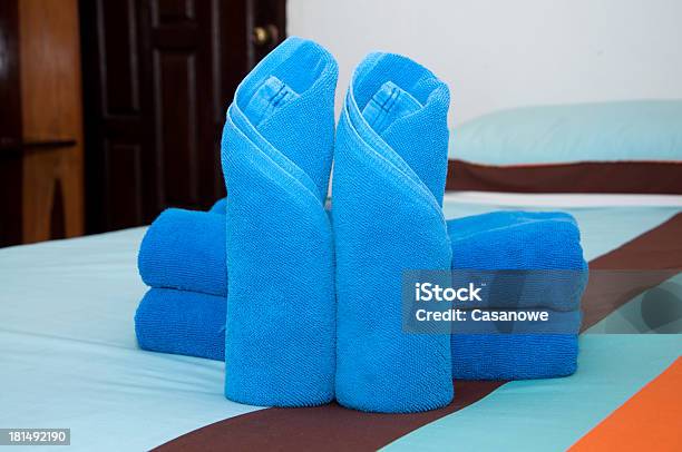 Blaues Handtuch Roll Auf Das Bett Legen Stockfoto und mehr Bilder von Baumwolle - Baumwolle, Bett, Bettwäsche