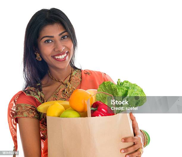 Foto de Indian Mulher No Vestido De Compras De Mercearia Sari e mais fotos de stock de Comércio - Consumismo