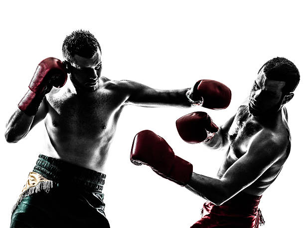 dois homens boxe tailandês, uma pancada - kickboxing muay thai exercising sport - fotografias e filmes do acervo