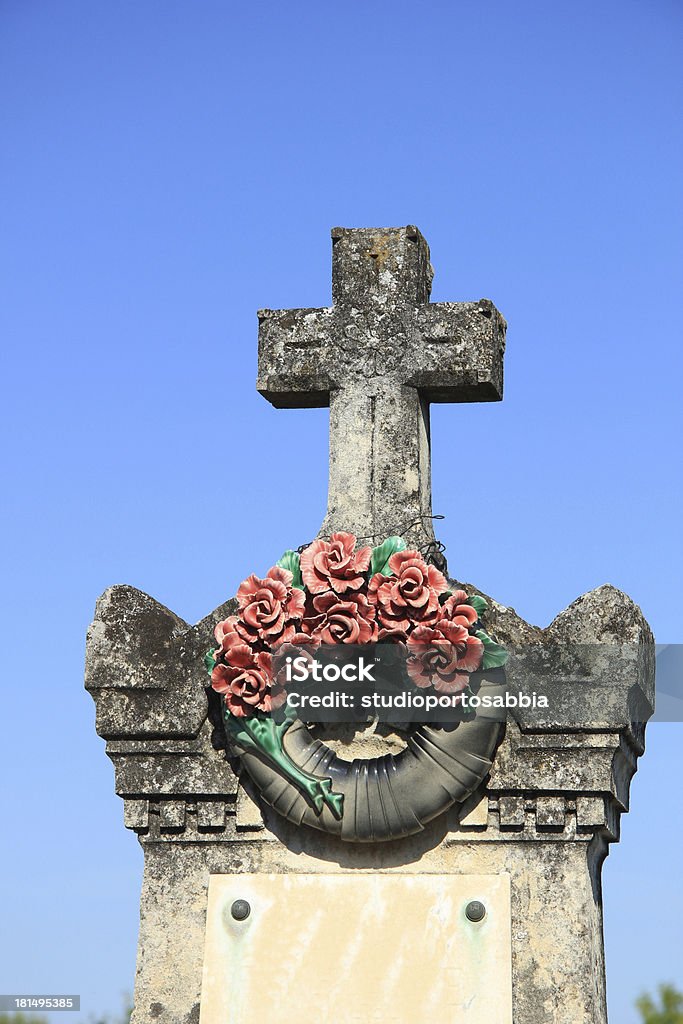Cerámica de flores funeral corona - Foto de stock de Aire libre libre de derechos