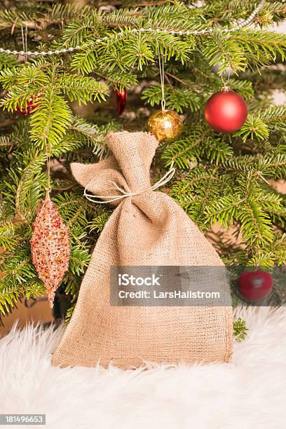 Christmas Tree And Burlap Sack Voller Geschenke Stockfoto und mehr Bilder von Jutesack - Jutesack, Weihnachtsbaum, Ast - Pflanzenbestandteil