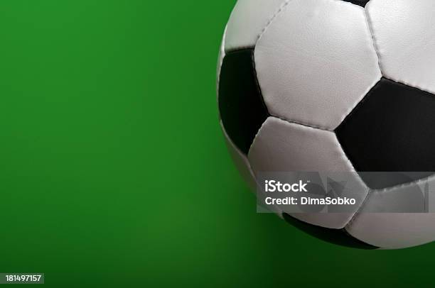 Photo libre de droit de Ballon De Football Sur banque d'images et plus d'images libres de droit de Balle ou ballon - Balle ou ballon, Ballon de football, Blanc