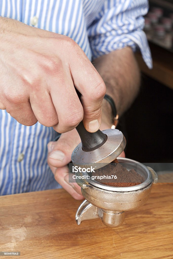 Tamping le café - Photo de Acier libre de droits