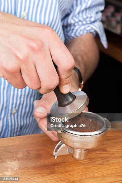 Photo libre de droit de Tamping Le Café banque d'images et plus d'images libres de droit de Acier - Acier, Aspect métallique, Barista