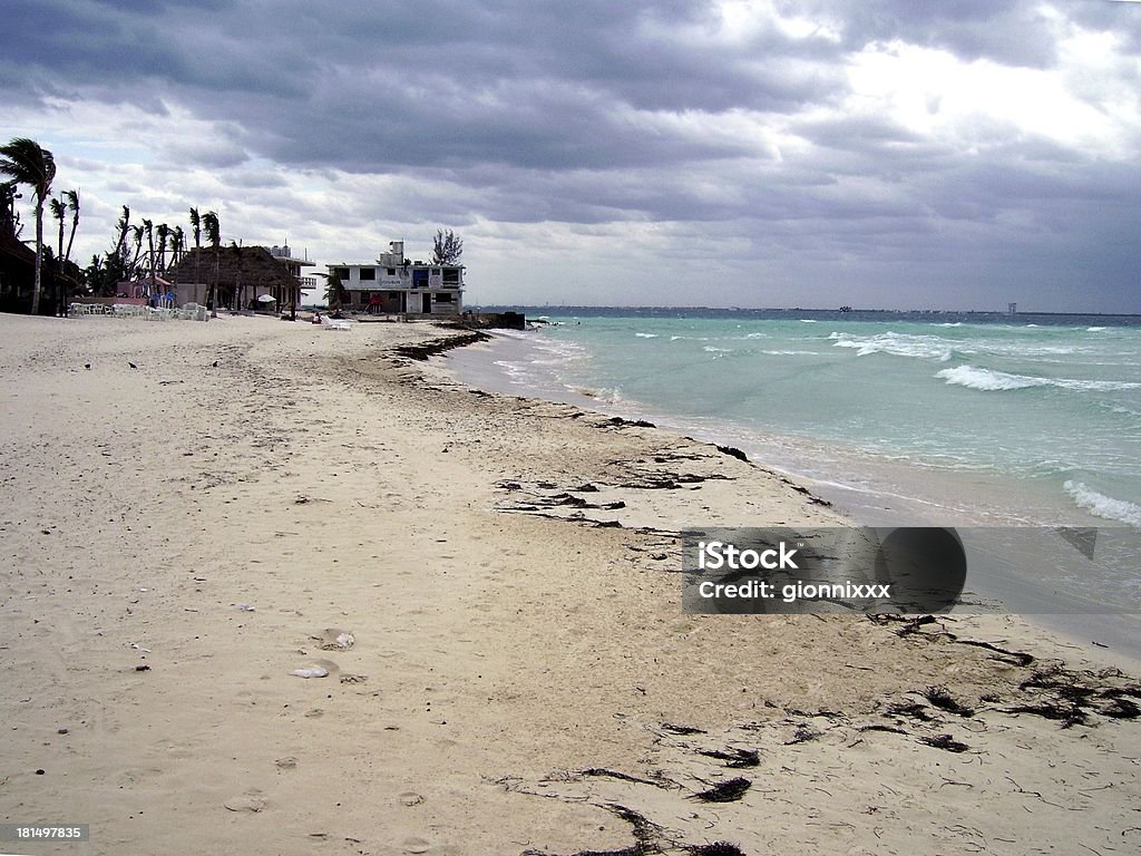 Weiße Strand bei STÜRMISCHER Tag auf Isla mujeres, Quintana Roo - Lizenzfrei Bedeckter Himmel Stock-Foto