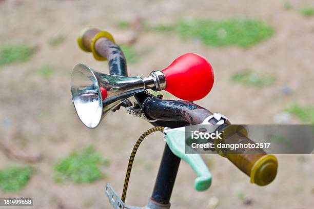 Foto de Vintage Air Horn Com Borracha Lâmpada De Bicicleta e mais fotos de stock de Barulho - Barulho, Cromo - Metal, Equipamento