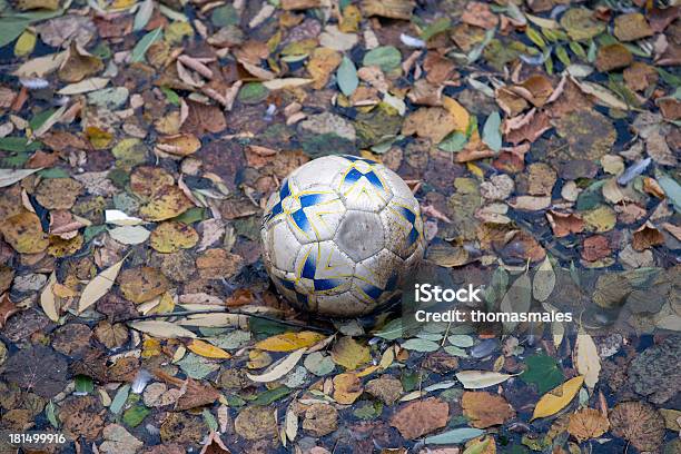La Caduta Di Football - Fotografie stock e altre immagini di Ambientazione esterna - Ambientazione esterna, Arancione, Attrezzatura