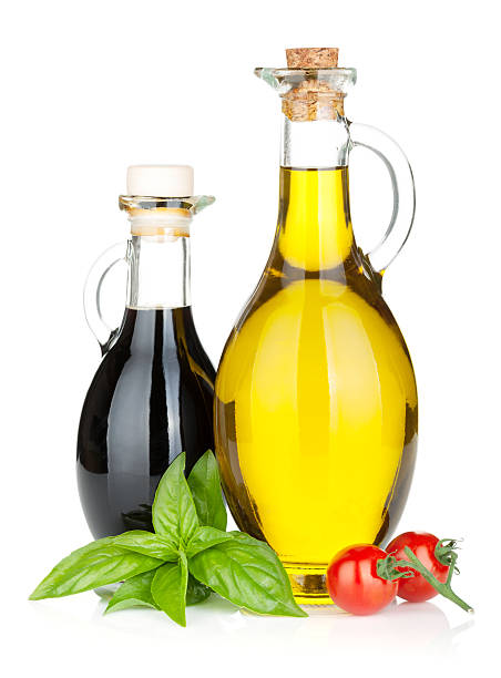 olivenöl, essig flaschen mit tomaten und basilikum - vinegar bottle herb white stock-fotos und bilder