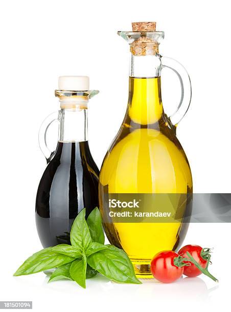 ボトル入りオリーブオイル酢とトマトバジル - オリーブ油のストックフォトや画像を多数ご用意 - オリーブ油, 酢, バルサミコ酢