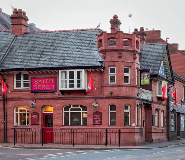 public house, wrexham, galles, regno unito - old window wrexham british culture foto e immagini stock