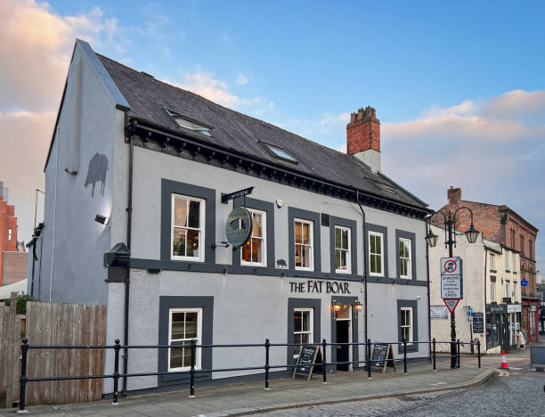 public house, wrexham, país de gales, reino unido - old window wrexham british culture - fotografias e filmes do acervo