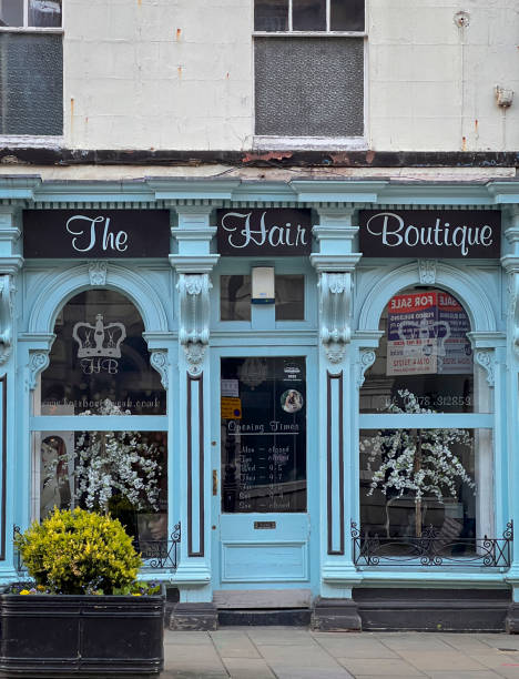 peluquería en la ciudad de wrexham, gales, reino unido - old window wrexham british culture fotografías e imágenes de stock
