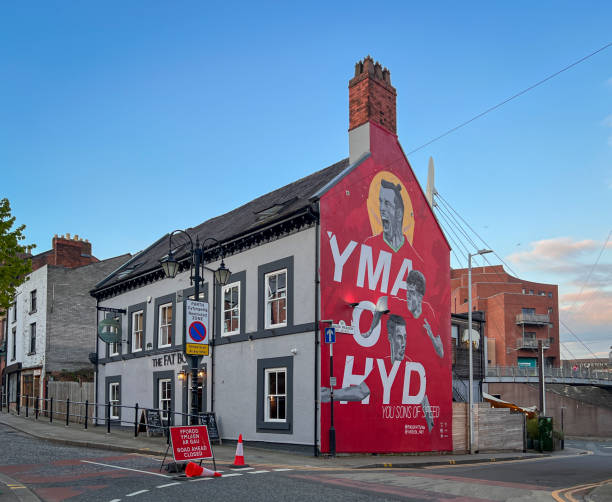 public house, wrexham, pays de galles, royaume-uni - old window wrexham british culture photos et images de collection