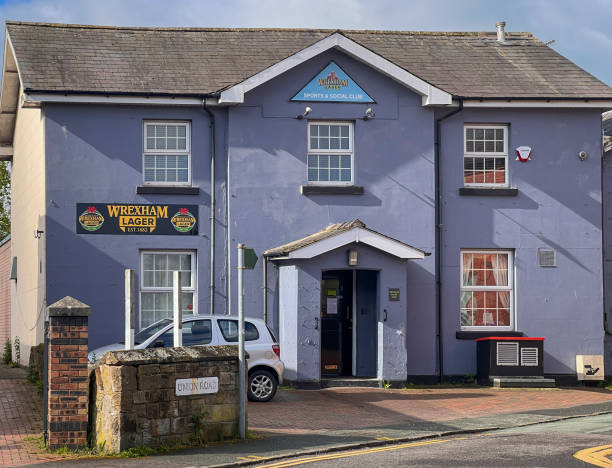 sports club house em wrexham, país de gales, reino unido - old window wrexham british culture - fotografias e filmes do acervo