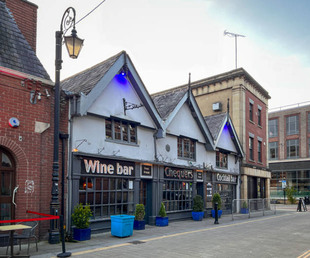 cidade de wrexham, país de gales, reino unido - old window wrexham british culture - fotografias e filmes do acervo