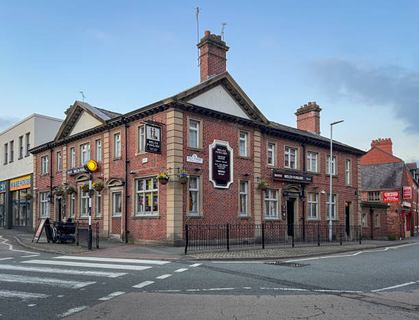 public house, wrexham, pays de galles, royaume-uni - old window wrexham british culture photos et images de collection