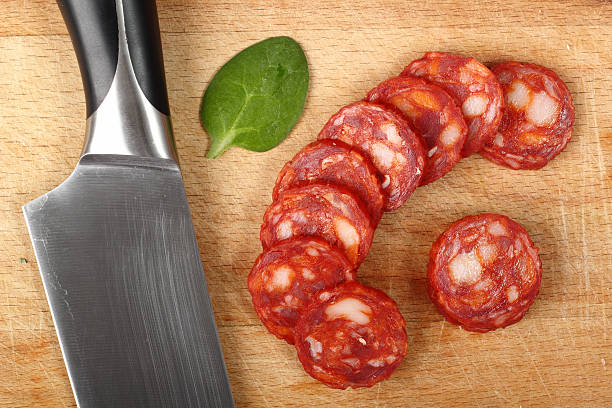salsiccia chorizo - delicatessen meat cold cuts chopped foto e immagini stock