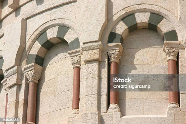 Photo libre de droit de Détail De Notredame De La Garde Basilique De Marseille France banque d'images et plus d'images libres de droit de Arc - Élément architectural