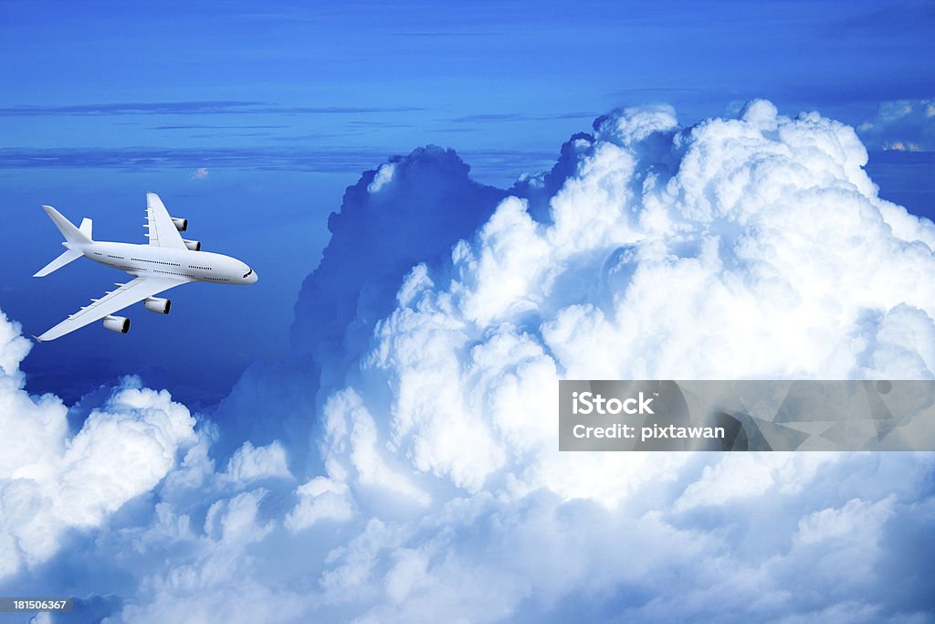 Самолет над облаками - Стоковые фото Без людей роялти-фри