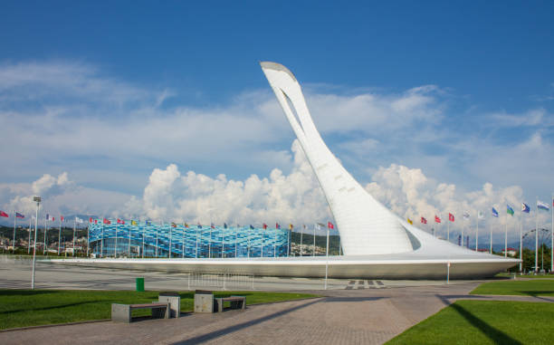 le monument de la flamme olympique dans le village olympique par une journée d’été ensoleillée. - olympic torch photos et images de collection