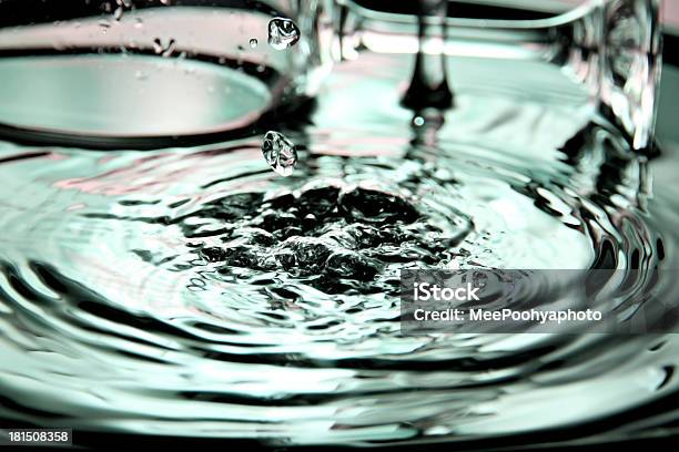 Verter Agua En El Recipiente Y La Maravillosa Forma Foto de stock y más banco de imágenes de Abstracto