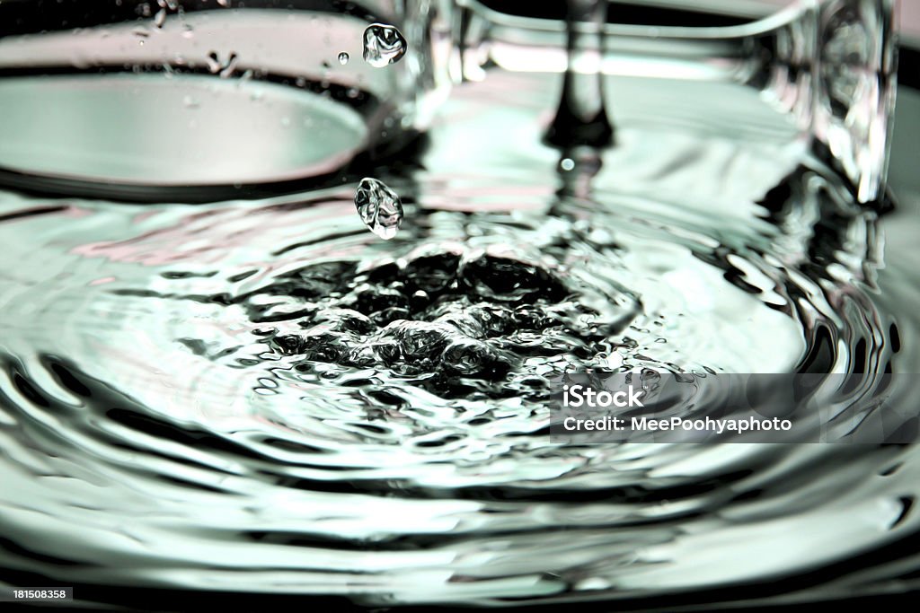 Versare l'acqua nel contenitore e splash splendida forma. - Foto stock royalty-free di Accessibilità