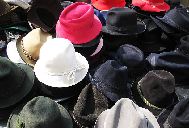 шляпы на блошиный рынок - hat shop стоковые фото и изображения
