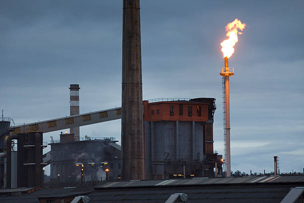 smokestacks na fábrica ao amanhecer - siderurgy - fotografias e filmes do acervo