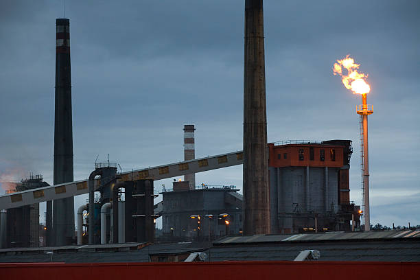 smokestacks in fabrik bei dämmerung - siderurgy stock-fotos und bilder