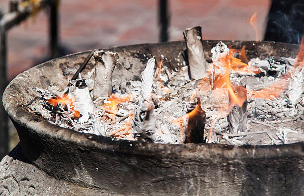 charbon feu dans la plaque de cuisson. - charbroil photos et images de collection