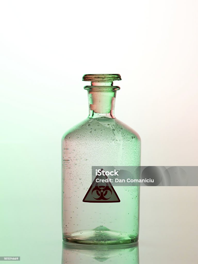 Botella con luz verde de riesgo biológico - Foto de stock de Enfermedad contagiosa libre de derechos