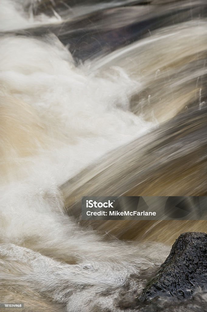 Close-up de um turbulento rápida rio - Foto de stock de Água royalty-free