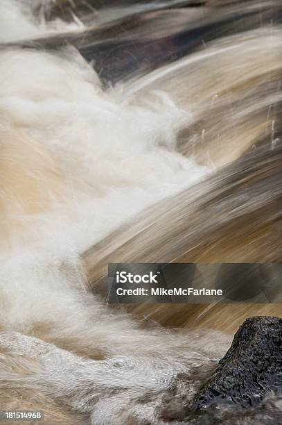 Plano Aproximado De Uma Rápida Rio Agitação - Fotografias de stock e mais imagens de Água - Água, Ao Ar Livre, Beleza natural