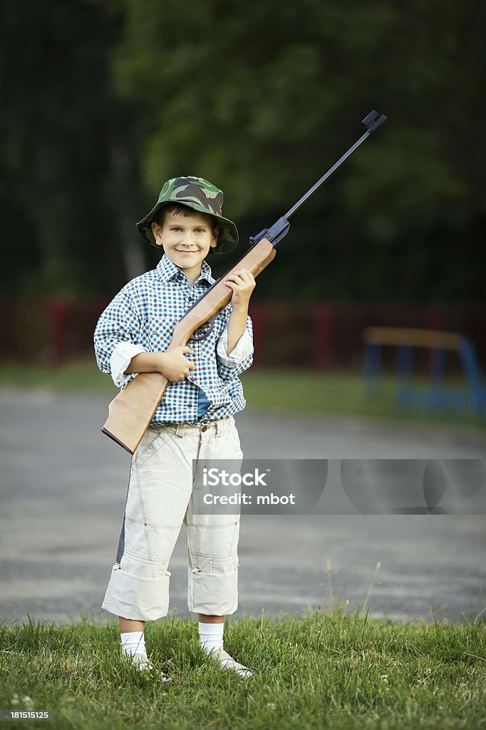 Маленький мальчик с airgun - Стоковые фото Армия роялти-фри