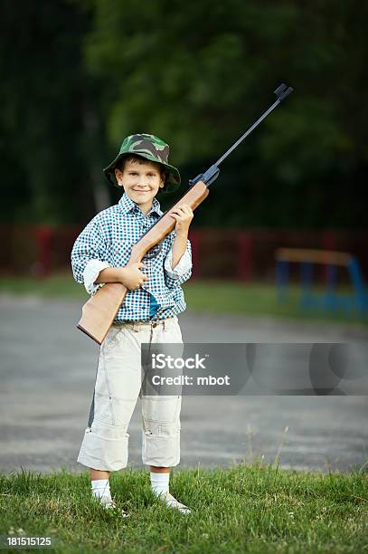 Маленький Мальчик С Airgun — стоковые фотографии и другие картинки Армия - Армия, Вертикальный, Веселье