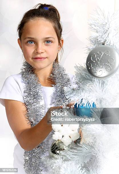 Ładna Dziewczyna Ozdabia Christmas Tree - zdjęcia stockowe i więcej obrazów Biały - Biały, Boże Narodzenie, Brązowe włosy