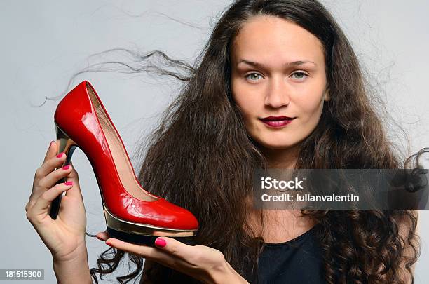 Mulher Bonita Em Amor Com O Seu Salto Alto Sapatos - Fotografias de stock e mais imagens de Adulto - Adulto, Amor, Beleza