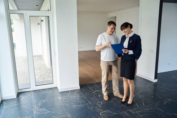 istock Client manager communicates with a buyer in an empty house 1815168703