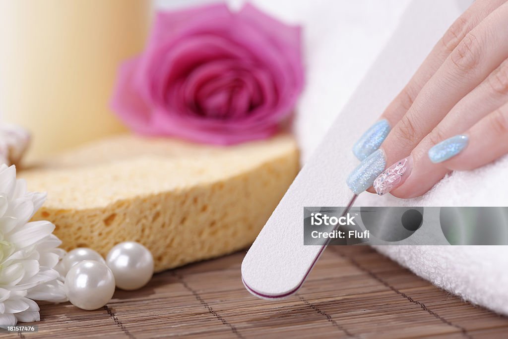 Trattamento di Manicure - Foto stock royalty-free di Adulto