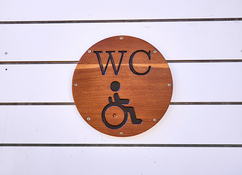 Symbol made of wood that indicates that the place is adapted for the disabled.