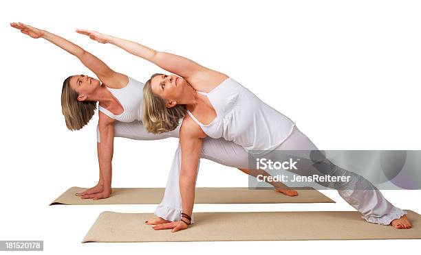 Donna Facendo Yoga Esercizi - Fotografie stock e altre immagini di Adulto - Adulto, Allenamento, Ambientazione interna