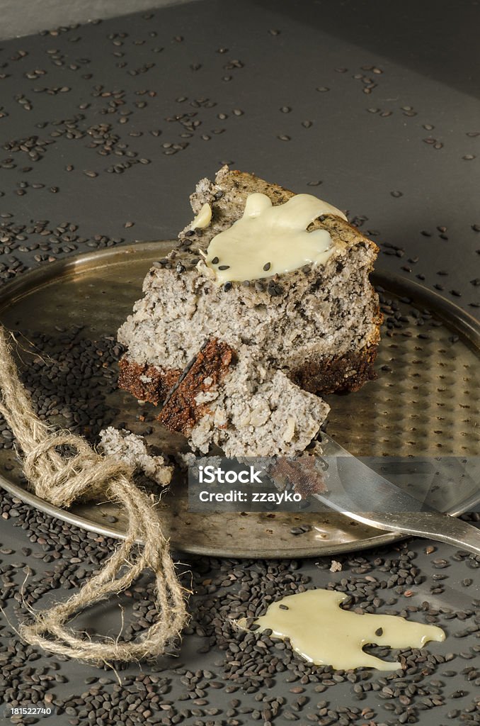 Cheesecake avec de graines de sésame noir sur Halloween - Photo de Aliment libre de droits