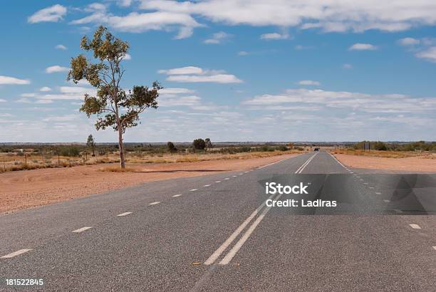 Road En El Outback Australiano Territorio Septentrional Foto de stock y más banco de imágenes de Aire libre