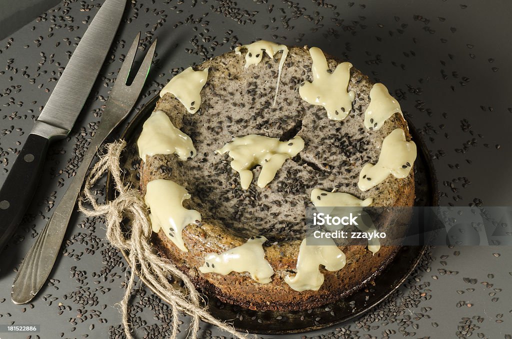 Cheesecake con semillas de sésamo negro en Halloween - Foto de stock de Comida gourmet libre de derechos