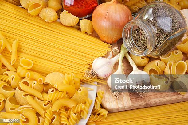 Pasta Italiana - Fotografie stock e altre immagini di Aglio - Alliacee - Aglio - Alliacee, Alimentazione sana, Bicchiere